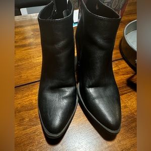 Women's size 7 black pointy boots. Photos are actual shoe.